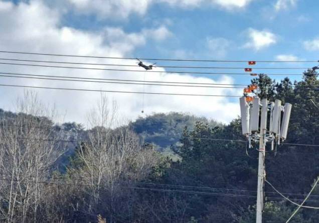 지난 2일 오전 11시 반쯤 발생한 강원도 홍천 산불 진화 작업에 헬기(CH-47)가 투입됐다. (사진제공 : 산림청)