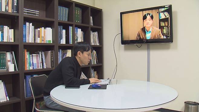 유태정 극동대학교 교수가 KBS 취재진과 인터뷰를 하고 있다. (촬영기자 : 최진호)