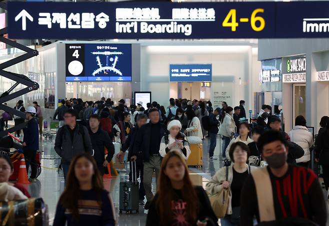 Travelers are seen at the Incheon Airport international boarding area, Nov. 14. (Newsis)