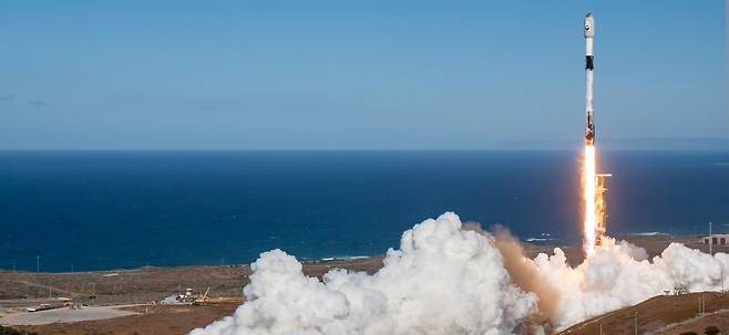 SpaceX Falcon 9 rocket carrying South Korea’s first indigenous spy satellite lifts off from US Vandenberg Space Force Base in California on Dec. 1, 2023 (local time), as seen in SpaceX’s webcast. (Yonhap)