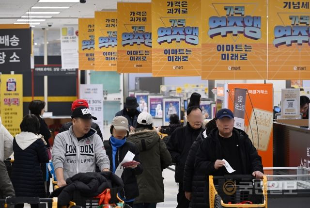 '이마트 30주년 창립기념 행사'가 열린 3일 서울 이마트 용산점에서 시민들이 물건을 구입하고 있다.