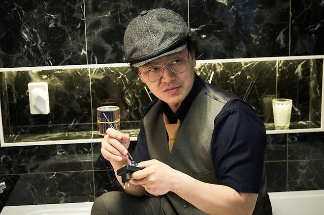 뻔하지 않은 영화를 찾는다면 신정원 감독의 작품이 답이 될 수 있다. 물론 ‘뻔하지 않음’이 관객에게 ‘재미있음’으로 연결된다는 보장은 없다. 사진은 ‘죽지않는 인간들의 밤’ 속 배우 양동근의 모습. [사진 제공=더콘텐츠온]