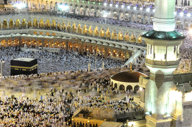 사우디아라비아 메카에 위치한 세계 최대 규모 모스크인 이슬람교 성지 ‘마스지드 알 하람’ 모습. 수용인원이 120만명 이상인, 무슬림이라면 평생 한 번은 방문해야 하는 성지입니다. 사진 좌측 검은 육면체 모양의 건물은 이슬람교 신전 ‘카바(kaaba)’입니다. [Al_Jazeera_English·Wikimedia Commons]