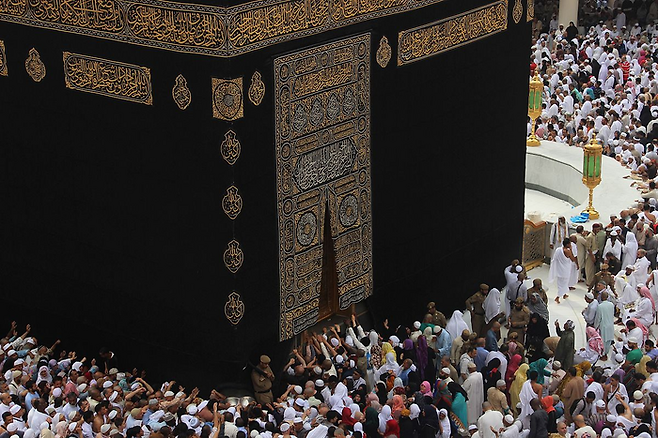마스지드 알 하람의 중앙에 위치한 무슬림 제1성소 ‘카바(Kaaba)’의 모습. 이브라힘(아브라함)과 그의 아들 이스마일이 알라의 명을 받들어 창건한 장소로 전해집니다. 전세계에 무슬림 인구는 약 20억명(추정). 그들이 매일 하루 다섯 번씩 절을 올리는 방향이 바로 저 카바입니다. ‘메카를 향해 절을 한다’는 건 바로 저 카바를 향한 절을 말합니다. [Wikimedia Commons]