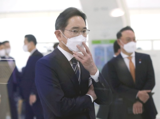 이재용 삼성전자 회장이 지난해 12월 16일 오전 경기도 성남시 한국잡월드에서 열린 국제기능올림픽 선수단 격려 오찬 참석에 앞서 청소년 직업체험관 우주센터 부스를 관람하고 있다. [사진출처= 연합뉴스]