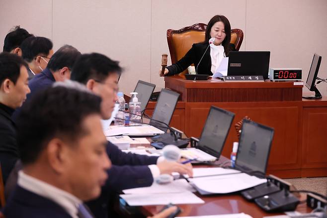 지난 11월 30일 국회에서 열린 산업통상자원중소벤처기업위원회 전체회의에서 이재정 위원장이 의사봉을 두드리고 있다. (연합뉴스)