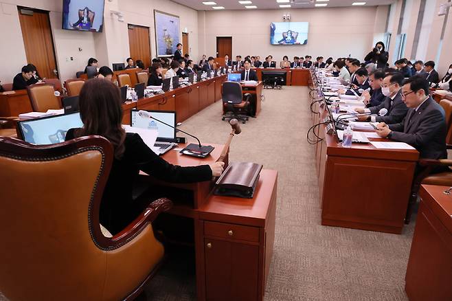 지난 11월 30일 국회에서 열린 산업통상자원중소벤처기업위원회 전체회의에서 이재정 위원장이 의사봉을 두드리고 있다. (연합뉴스)