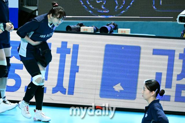 코트에 들어서는 IBK기업은행 황민경이 정대영에게 배꼽 인사를 하고 있다 / 한국배구연맹.