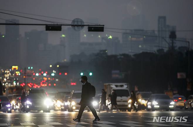 [서울=뉴시스] 정병혁 기자 = 서울 영등포구 마포대교에서 바라본 서울 도심에 안개가 끼어있다, 2021.12.21. jhope@newsis.com