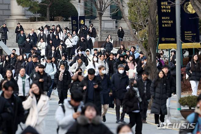 [서울=뉴시스] 조성우 기자 = 지난달 26일 오전 서울 동대문구 한국외국어대학교에서 2024학년도 수시모집 논술고사를 마친 수험생들이 고사장을 나서고 있다. 2023.12.03. xconfind@newsis.com