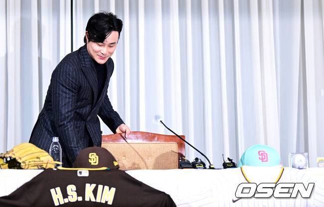 [OSEN=최규한 기자] 메이저리거 김하성(28·샌디에이고 파드리스)이 20일 서울 청담동 리베라 호텔에서 ‘메이저리그 골드글러브(유틸리티 부문) 수상’ 공식 기자회견을 가졌다.한국인 선수 최초로 메이저리그 골드글러브를 받은 김하성은 아시아 선수로 스즈키 이치로에 이어 두 번째 선수가 됐다. 이치로는 외야수로 2001~2010년 시애틀 매리너스 시절 10년 연속 골드글러브를 수상했다. 김하성은 아시아 내야수 첫 수상자로 역사에 이름을 남겼다.&nbsp;김하성이 취재진과 질의응답 시간을 마친 뒤 퇴장하고 있다. / dreamer@osen.co.kr