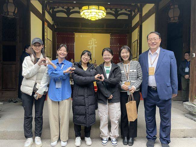 [사진]왼쪽부터 가오뤄환 초단(중국), 송혜령 3단, 최정 9단, 팡뤄시 5단(중국), 오정아 국가대표 코치, 김형직 단장 /한국기원 제공