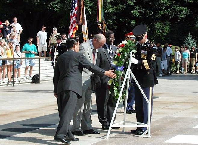 2001년 7월 미국에서 6·25전쟁에 참전한 흑인 용사들의 헌신을 기리는 행사가 열려 한·미 양국 인사들이 헌화하고 있다. 왼쪽부터&nbsp;양성철 당시 주미&nbsp;한국대사, 토머스 화이트 당시 미 육군장관,&nbsp;6·25전쟁&nbsp;참전용사인 줄리어스 벡턴&nbsp;예비역 육군 중장. 미 육군 홈페이지