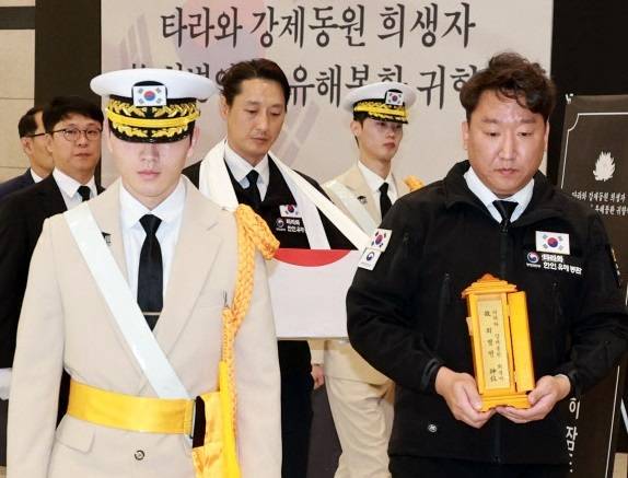 3일 인천국제공항 1터미널에서 1943년 태평양전쟁 타라와 전투의 희생자 고(故) 최병연씨의 유해가 국내로 봉환되고 있다. 영종도=연합뉴스