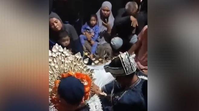 아버지의 유해 옆에서 결혼식을 올린 인도네시아 여성 (사진-tvonenews)