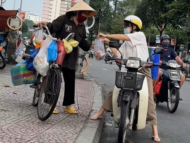 매주 일요일 새벽 3시에 일어나 아침식사 50인분을 준비해 거리의 가난한 이웃들에게 나누는 즈엉 씨. / 사진=탄니엔