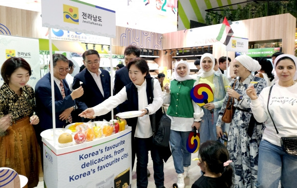 전라남도가 2일 두바이 한국식품 수출 안테나숍에서 전남 대표 식품 판촉행사를 하고 있다.