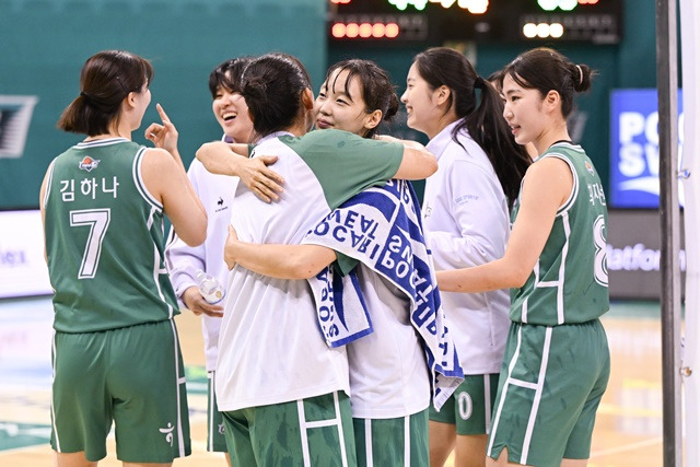 기뻐하는 하나원큐 선수들. /사진=WKBL 제공