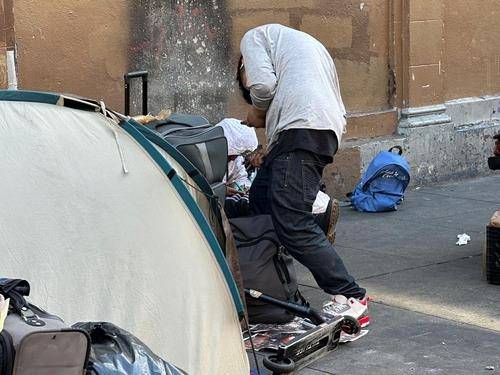 마약에 취한 듯한 샌프란시스코 거리의 한 노숙인 [연합뉴스 자료사진. 재판매 및 DB 금지]