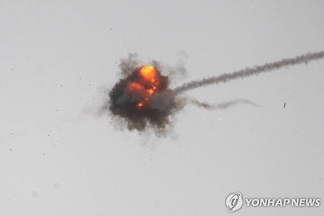 3일 하마스 로켓포를 격추하는 이스라엘 방공망 아이언 돔 [신화 연합뉴스 자료사진 재판매 및 DB 금지]