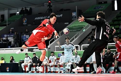 3일 두산과 경기에서 슛을 던지는 인천도시공사 정진호 [한국핸드볼연맹 제공. 재판매 및 DB 금지]