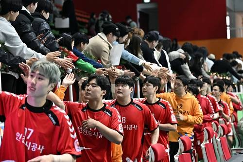 3일 경기 승리 후 팬들과 하이파이브하는 인천도시공사 선수들.  [한국핸드볼연맹 제공. 재판매 및 DB 금지]
