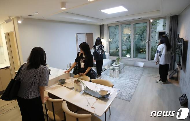 서울 한 아파트 견본주택을 둘러보는 시민들 모습. (사진은 기사와 관계 없음) 2023.6.9/뉴스1 ⓒ News1 권현진 기자