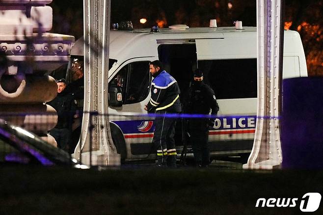 2일(현지시간) 프랑스 파리에서 흉기 난동이 벌어져 경찰이 현장에 출동해 있다. 2023.12.02 ⓒ AFP=뉴스1 ⓒ News1 정지윤 기자