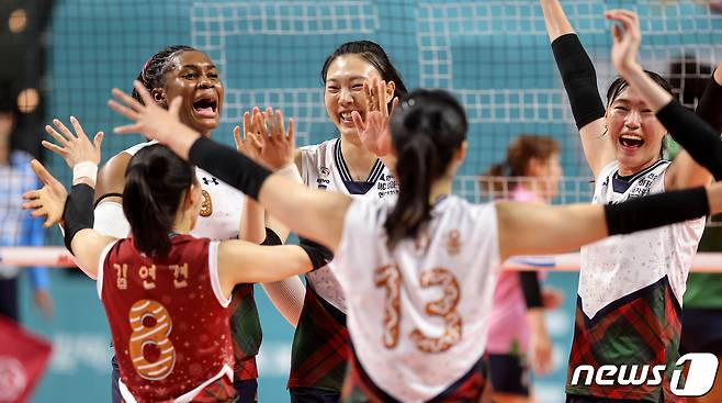 3일 서울 장충체육관에서 열린 프로배구 2023-2024 V리그 여자부 현대건설과 GS칼텍스의 경기에서 현대건설 양효진(가운데)을 비롯한 선수들이 기쁨을 나누고 있다. 이날 현대건설은 GS칼텍스에 세트 스코어 3대0(25-23 25-17 25-19)으로 완승을 거두며 리그 선두 흥국생명을 승점 1점차로 추격했다. (현대건설배구단 제공) 2023.12.3/뉴스1 ⓒ News1 김진환 기자