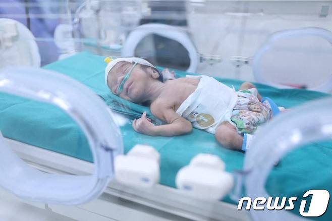 이스라엘과 팔레스타인 무장정파 하마스의 충돌로 가자지구에서 대피해 이집트 카이로의 한 병원으로 옮겨진 신생아가 20일(현지시간) 인큐베이터 안에 누워있다. 2023.11.21 ⓒ 로이터=뉴스1 ⓒ News1 정지윤 기자