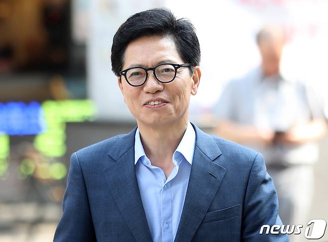 황정근 국민의힘 윤리위원장이 20일 오후 서울 여의도 국민의힘 중앙당사에서 열린 윤리위원회 전체회의 참석하고 있다. 윤리위는 이날 홍준표 대구시장의 '수해 중 골프' 논란에 대한 징계 개시 여부를 심의한다. (공동취재) 2023.7.20/뉴스1 ⓒ News1 황기선 기자