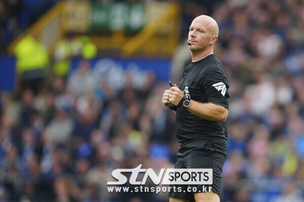 사이먼 후퍼 주심. 사진┃뉴시스/AP