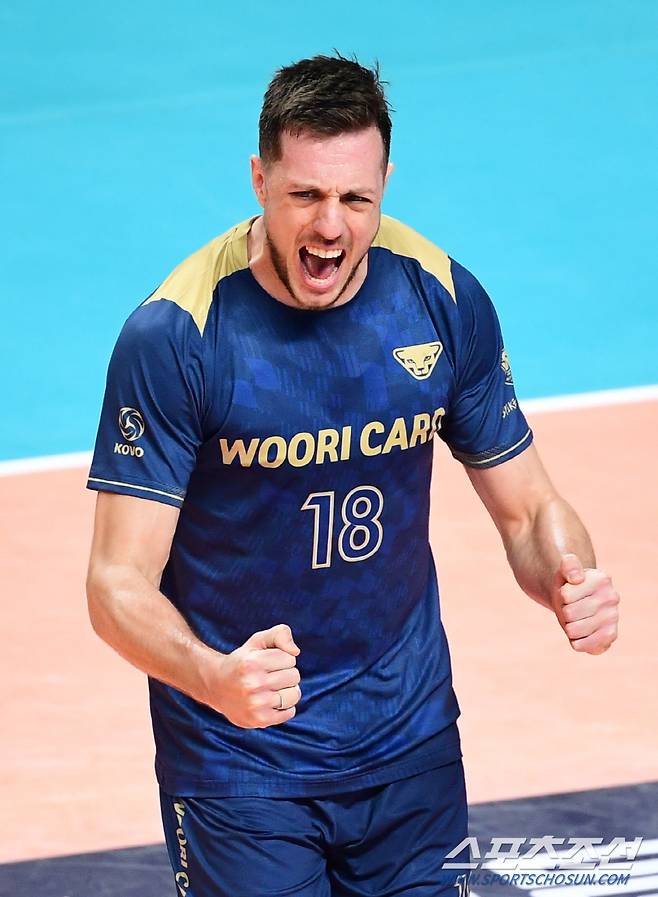 16일 장충체육관에서 열린 프로배구 V리그 우리카드와 KB손해보험의 경기, 우리카드 마테이가 공격포인트를 올리고 기뻐하고 있다.  장충=최문영 기자 deer@sportschosun.com/2023.11.16/