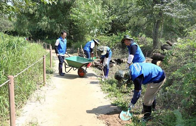 신한투자증권이 여의도샛강 생태공원 산책로를 보수하는 플로깅활동을 펼치고 있다. [사진제공=신한투자증권]