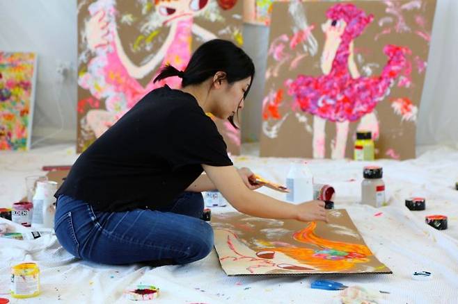 작업실에서 작업에 몰두하는 아야코 록카쿠. ⓒarticks [사진제공 = 씨씨오씨]