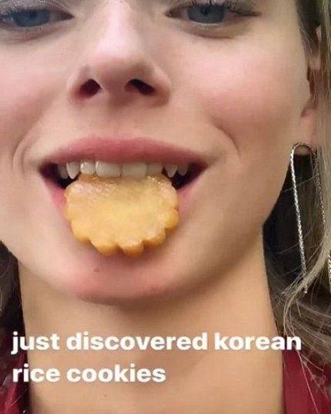 네덜란드 모델 로렌 드 그라프가 약과를 맛본 후 자신의 소셜미디어에 올린 모습. /로렌 드 그라프 인스타그램