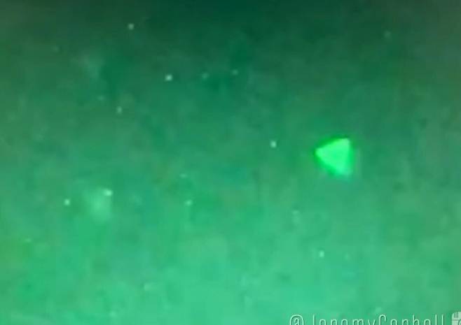 지난 2021년 미국 해군 함정에서 피라미드 모양의 미확인비행물체(UFO)가 촬영된 영상이 발견돼 미 국방부가 이를 공식 확인했다. 알고보니 야간 투시 렌즈에 잡힌 일반 드론이었다. /유튜브 캡처