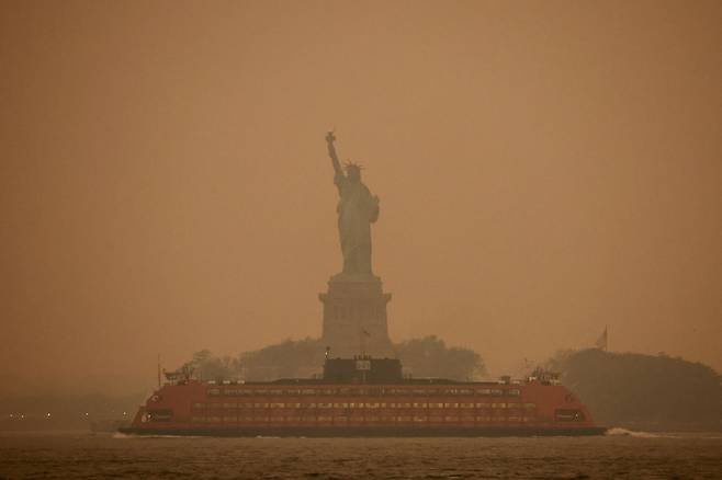 6일(현지시각) 미국 뉴욕의 자유의 여신상이 캐나다 산불로 인한 연기로 뒤덮혀있다./로이터 연합뉴스