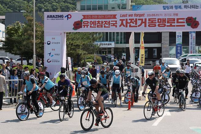 (가평=연합뉴스) 임병식 기자 = 11일 경기도 가평군 가평읍 영연방참전기념비에서 정전 70주년을 맞아 열린 '유엔 참전국 자전거 동맹길' 행사에서 참가자들이 출발하고 있다. 자전거 동맹길은 유엔 참전국의 주요 전적지를 자전거로 달리며 한국전쟁 참전용사들의 희생과 헌신을 기리는 행사다. 가평 전투는 1951년 4월 영연방 제27여단이 가평천 일대에서 중공군의 침공을 저지한 방어 전투다.