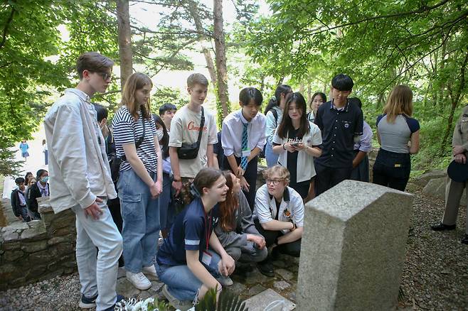 지난 5월 국가보훈처가 주관하는 유엔 참전국 국제교육과정에 참가하기위해 한국을 방한중인  영국 글로스터셔 주(州) 스트라우드 고등학교와 태국 마하사라캄국립대학 부설학교, 파주 한빛고등학교 학생들이 경기도 파주시 설마리전투 전적지를 방문하여 함께 참배를 하고 있다. /국가보훈처