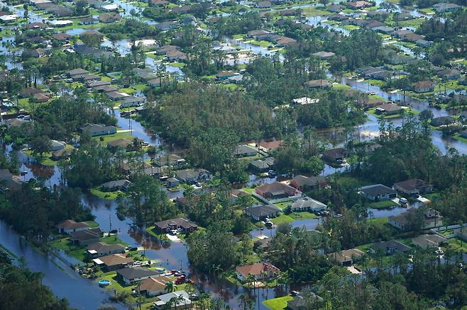 지난 2022년 9월 허리케인 '이언'(Ian)이 휩쓸고 간 미국 플로리다주 포트마이어스 지역의 주택들이 물에 잠겨 있다. 최고 시속 240㎞의 강풍을 동반한 이언의 영향으로 플로리다 일부 지역이 침수되고 약 265만 가구가 정전됐다. /AP 연합뉴스