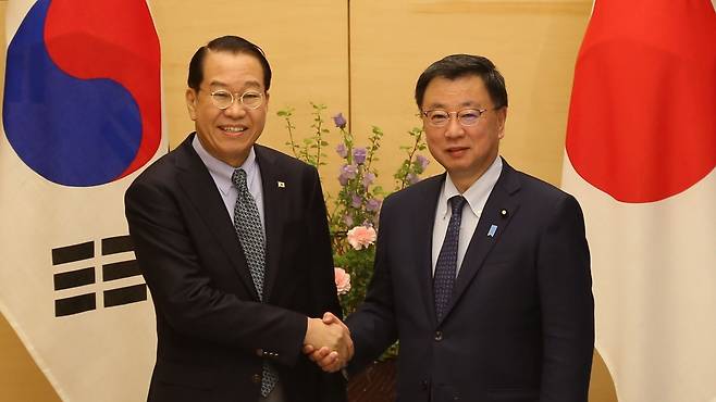 일본을 방문 중인 권영세 통일부 장관이 23일 도쿄 총리관저에서 마쓰노 히로카즈 일본 관방장관과 회담에 앞서 악수하고 있다./연합뉴스