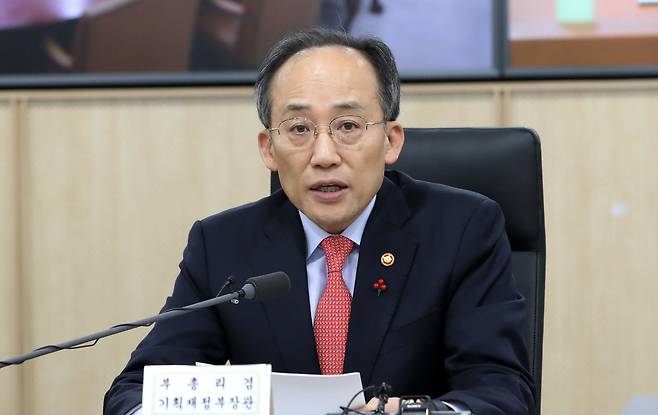 추경호 경제부총리 겸 기획재정부 장관이 4일 오전 세종시 정부세종청사 중앙동에서 대외경제장관회의를 주재하며 모두발언을 하고 있다. /뉴스1