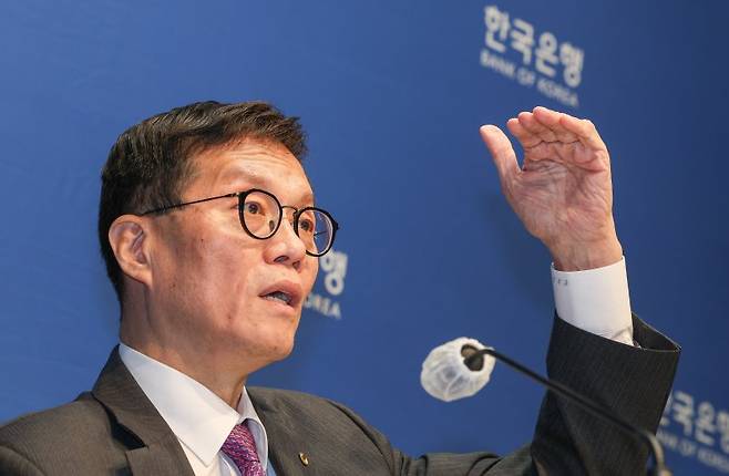 [서울=뉴시스] 사진공동취재단 = 이창용 한국은행 총재가 30일 서울 중구 한국은행에서 통화정책방향 기자간담회를 하고 있다. 2023.11.30.