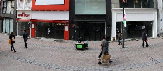 코로나19로 타격을 받은 서울 중구 명동거리의 텅 빈 상가들의 모습. /사진=뉴스1