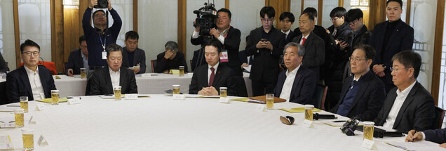 김대기 대통령 비서실장(오른쪽)을 비롯한 대통령실 수석들이 3일 오후 서울 종로구 총리공관에서 열린 당과 정부, 대통령실 고위 협의회에 참석해 국민의힘 김기현 대표의 발언을 듣고 있다. 연합뉴스