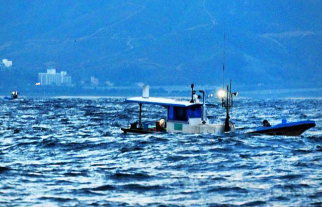 작은 어선을 타고 강원 동해시 묵호항을 떠난 어부가 거친 바다 풍랑 속에서도 의연하게 조업을 하고 있다. 묵호=왕태석 선임기자