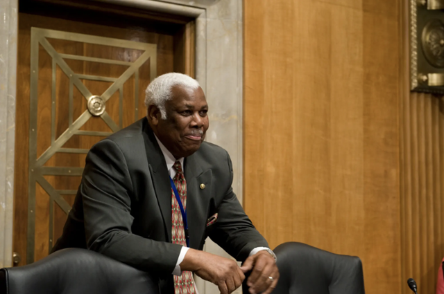 1944년 워싱턴D.C 미 국회의사당 계단 청소부였던 흑인 가출 소년이 의사당 잡역부를 거쳐 상원 외교위원회 서기로, 청문회 코디네이터로 2021년 은퇴했다. 근 70년(정식 직원으론 만 56년) 세월 동안 그는 빌 클린턴 등 훗날의 연방대통령을 비롯한 공화-민주 양당의 기라성 같은 정치인들과 두터운 교분을 나눴고, 기품과 예의로 상원 청문회의 품위를 돋보이게 했다. 2009년의 그. AP 연합뉴스.