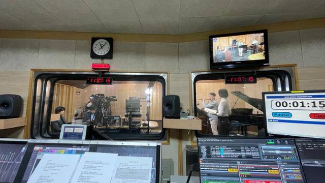 KBS 클래식FM 방송 부스 안에서 음악가들이 라이브 연주를 하고 있다. KBS 제공