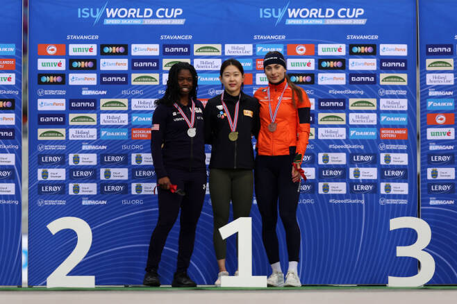 김민선(가운데)이 3일 노르웨이에서 열린 2023~24 ISU 스피드스케이팅 월드컵 3차 대회 여자 500m 부문에서 금메달을 목에 걸었다. 시상식에서 2위 에린 잭슨(왼쪽), 3위 펨케 콕과 기념촬영을 하고 있는 김민선의 모습. 사진=ISU 홈페이지